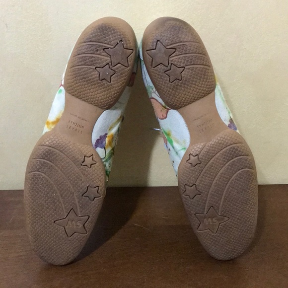 Women's Size 9 Stuart Weitzman, Mr Seymour, Cut Out Butterfly Floral Sneaker - Picture 9 of 9